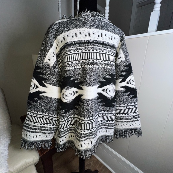 POL Sweaters - New POL Oversized Large Boho fringe Knit Sweater Black & White